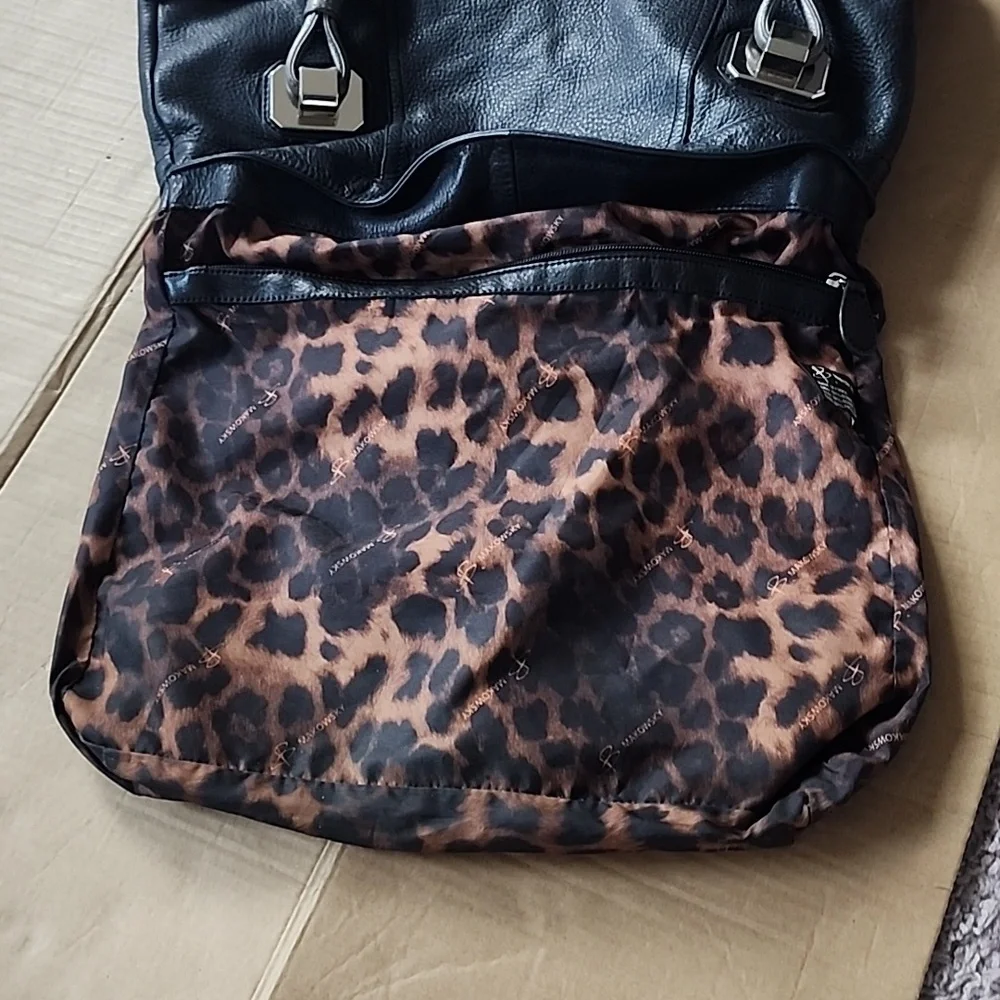 B. Makowsky black leather purse leopard lining - Picture 5 of 12